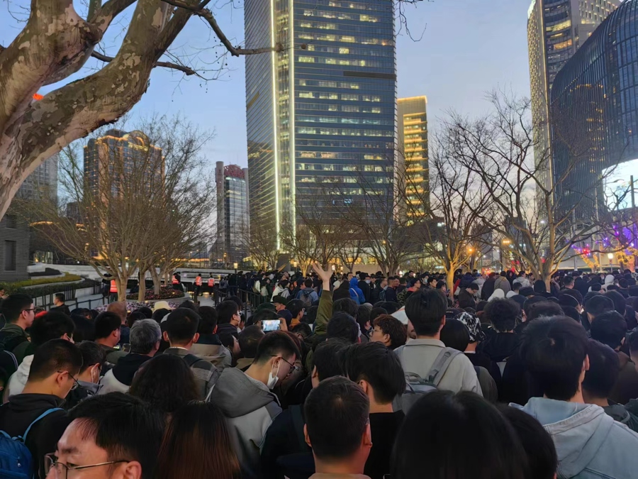 队伍已排至静安公园门口。