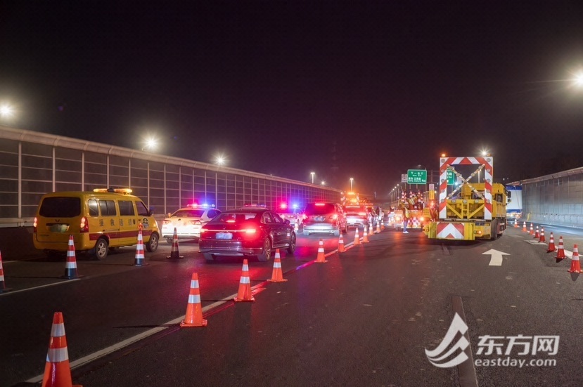 3月22日24时整,外环隧道浦西往浦东入口,最后一辆社会车辆驶入
