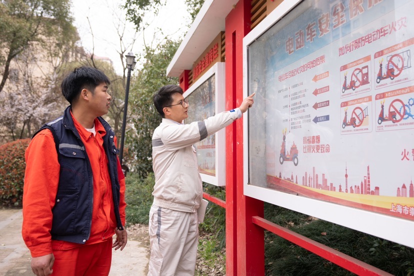 肖承华和中远海运重工安环保卫部同事以及社区干部一起开展消防安全巡查