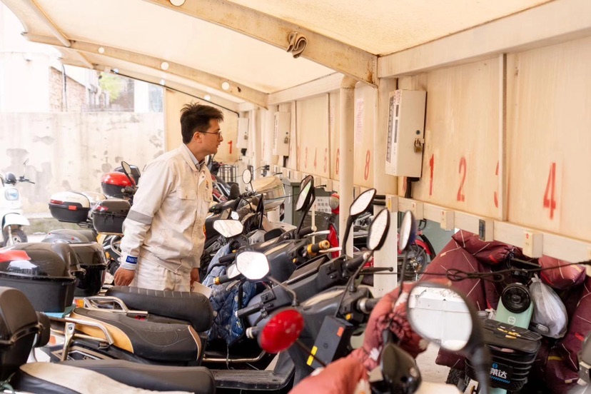 肖承华在小区进行消防安全巡查