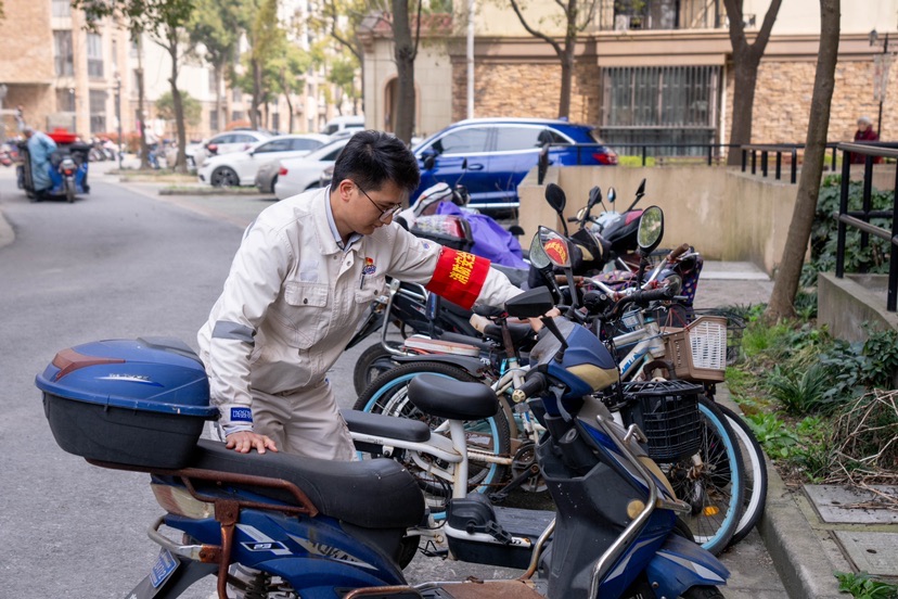 肖承华在小区进行消防安全巡查