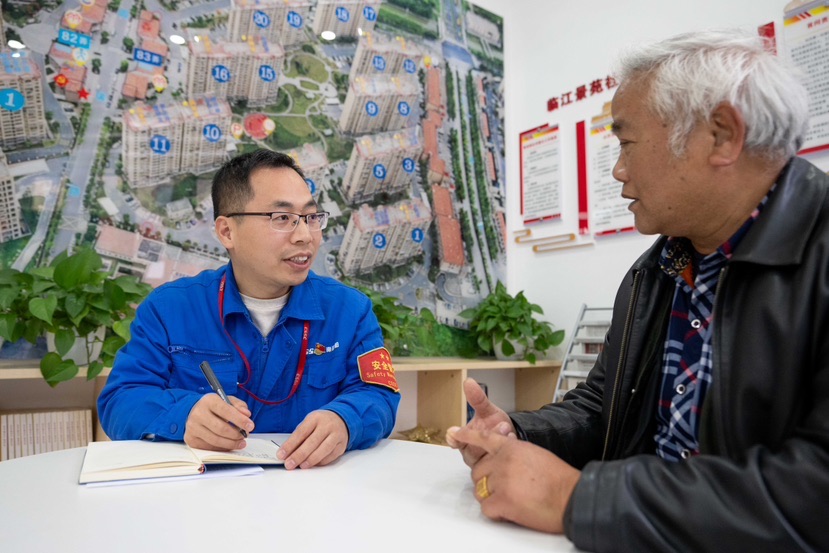 廖元春为居民解答问题