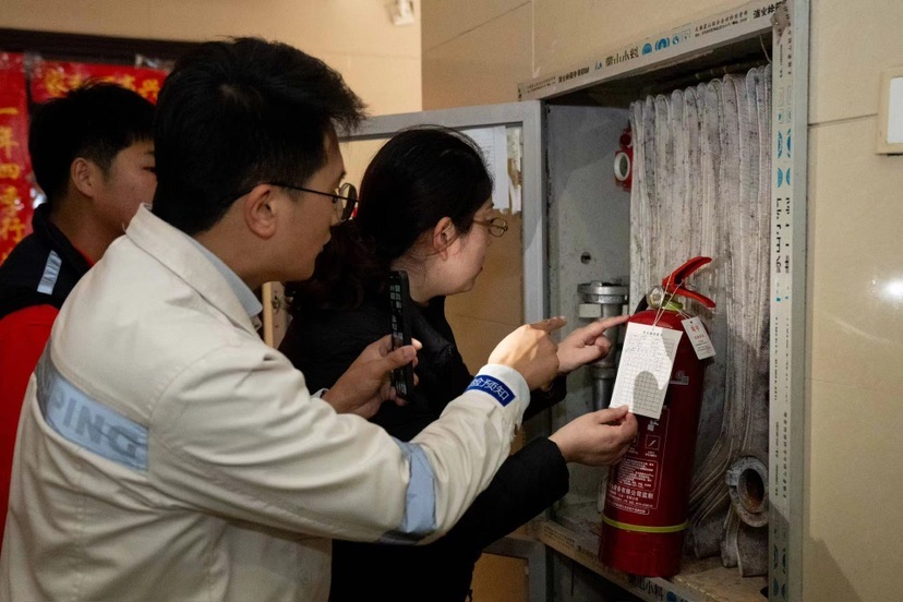 肖承华和中远海运重工安环保卫部同事以及社区干部一起开展消防安全巡查