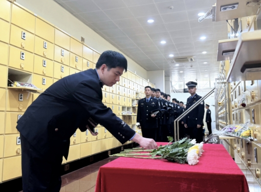 清明节前夕,长宁公安组织青年民警前往龙华烈士陵园开展“缅怀革命英烈,续红色基因”主题祭扫活动,在烈士纪念堂,青年民警列队向王伟烈士献上寄托哀思的菊花。