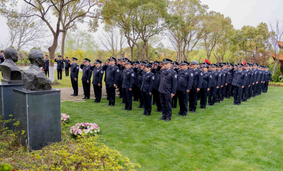 浦东分局在分局英烈园开展清明缅怀纪念活动,追思英烈事迹、感受英烈精神。