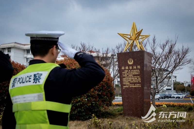 清明节前夕,一群来自于闵行公安分局交警支队的青年民警、辅警庄严肃立,献上鲜花,敬礼致敬,民警代表对青年民警讲述了茆盛泉烈士的先进事迹,籍此薪火传承、缅怀先烈。