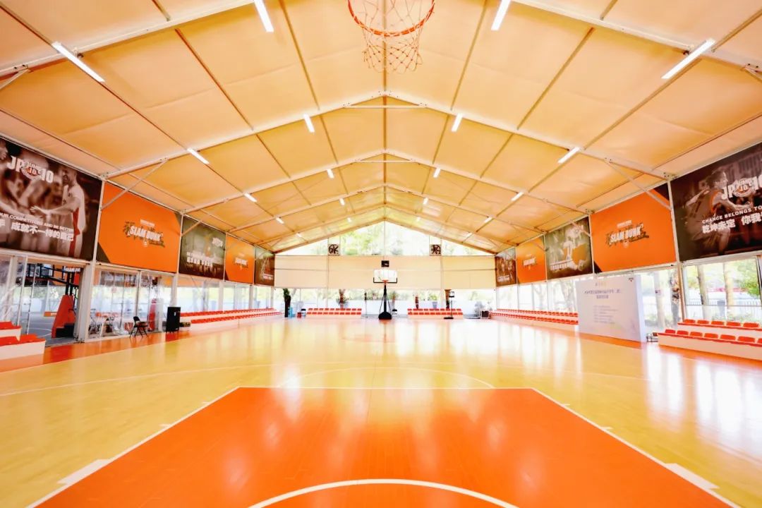 且均按赛事级别打造,场馆内运动项目丰富,包括篮球,羽毛球和击剑,全