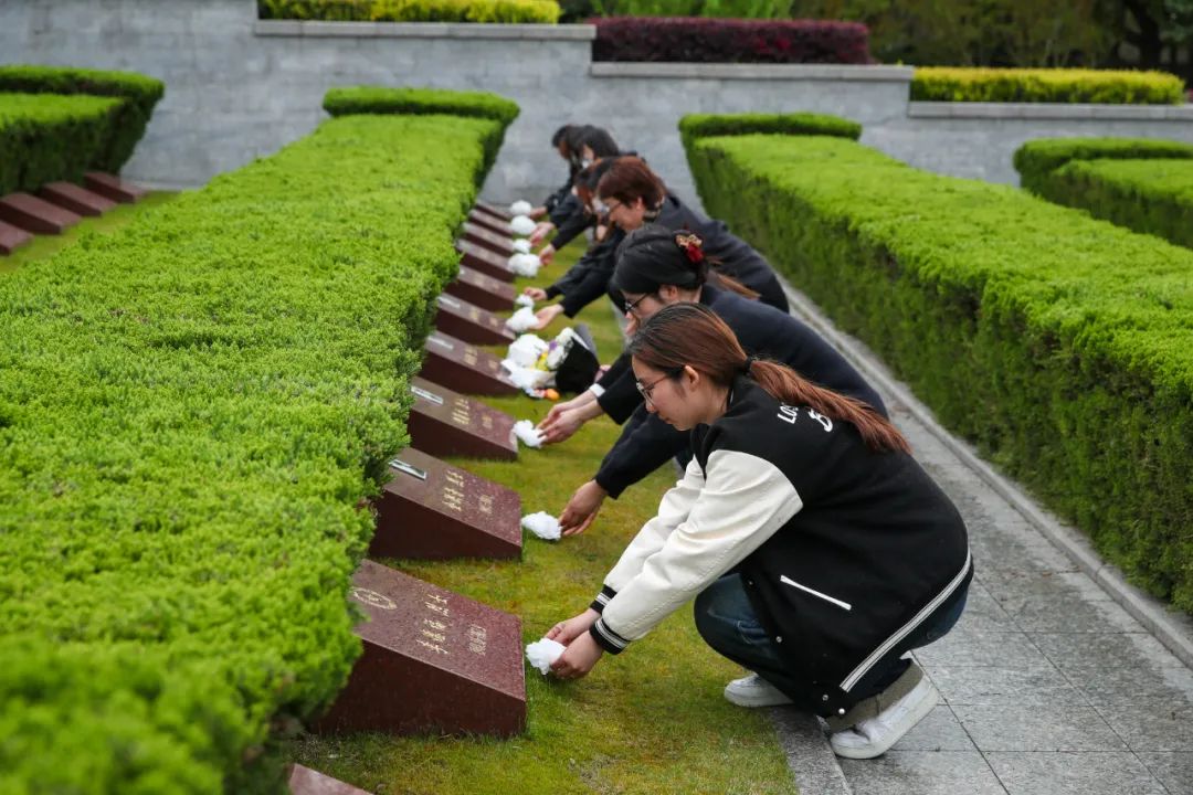 缅怀英烈,寄托哀思,大批市民自发前往松江烈士陵园祭扫