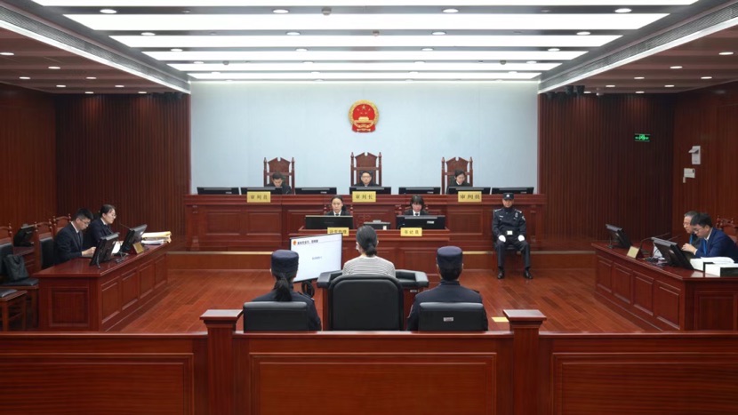 中国邮政团体上海市分公司副总司理黄来芳贪污、纳贿案一审闭庭