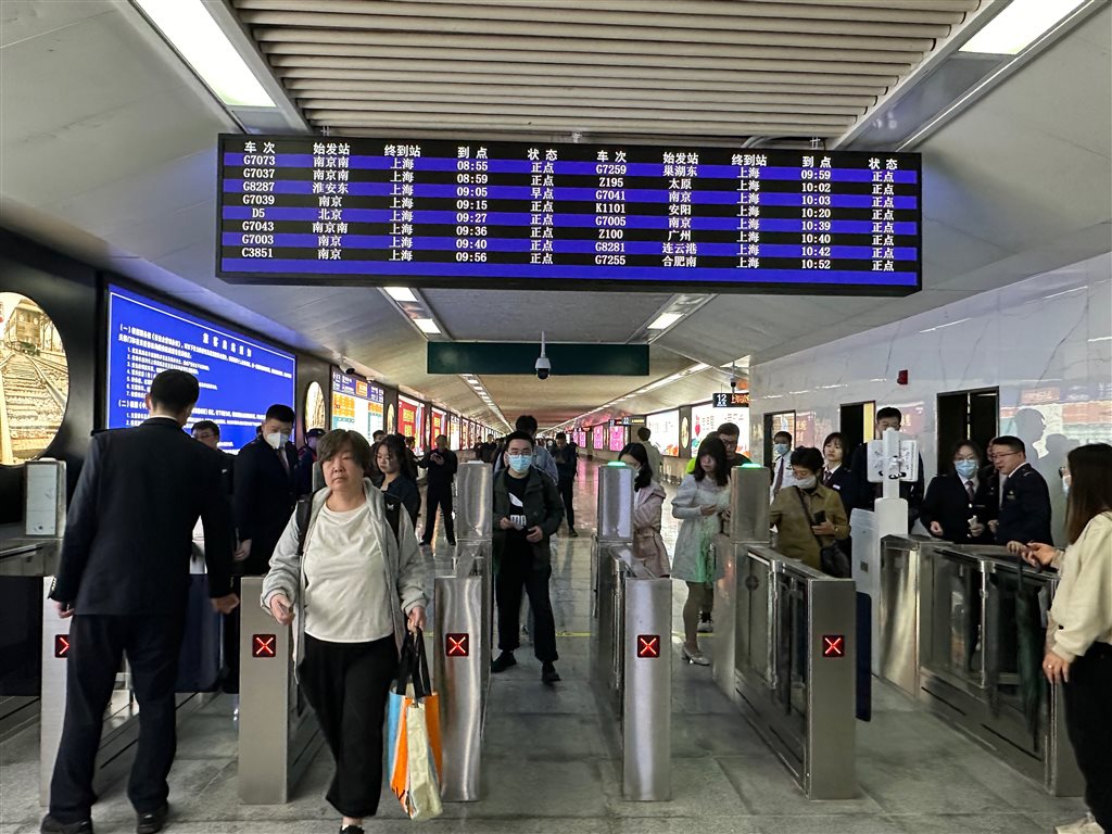上海火车站西南出站口启用，与地铁三、4号线换乘“免安检”