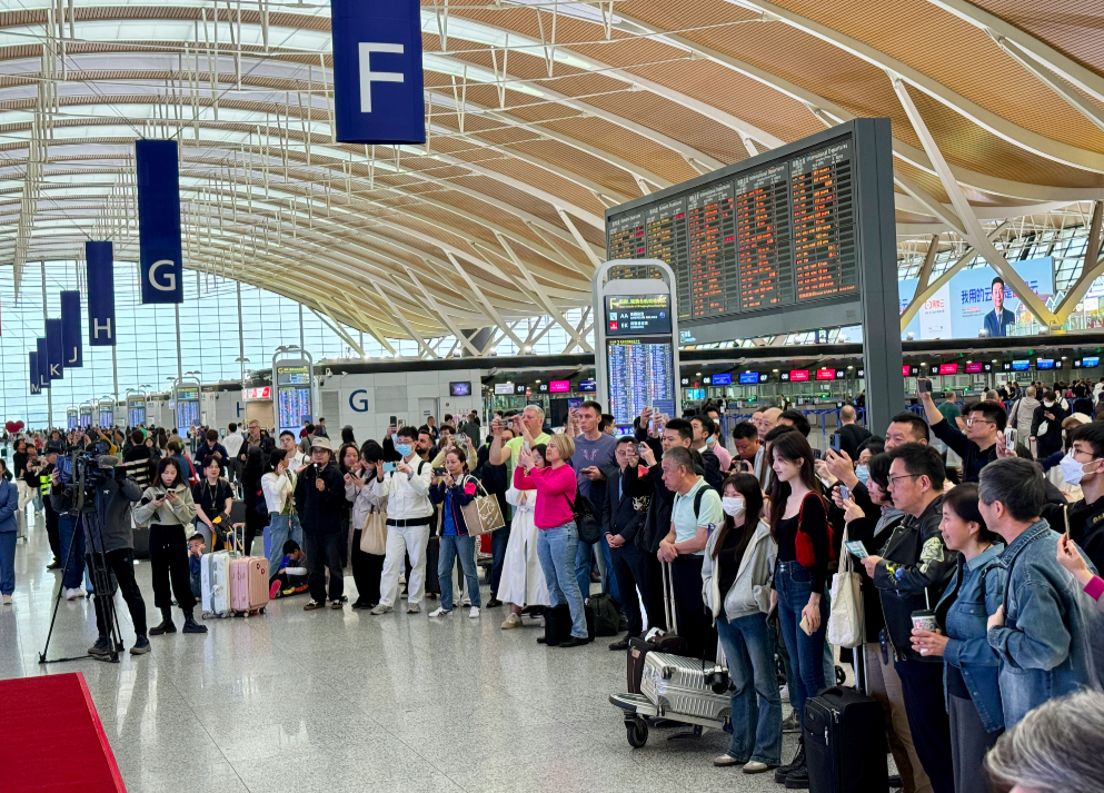 浦东机场上演“快闪”  乐团在航站楼奏响《上海滩》