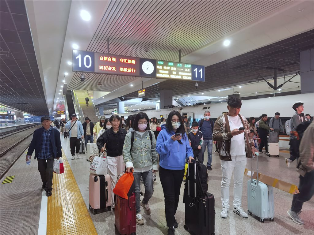 “五一”返程客流最岑岭来了！铁路上海站本日预计达到游客65.7万人次