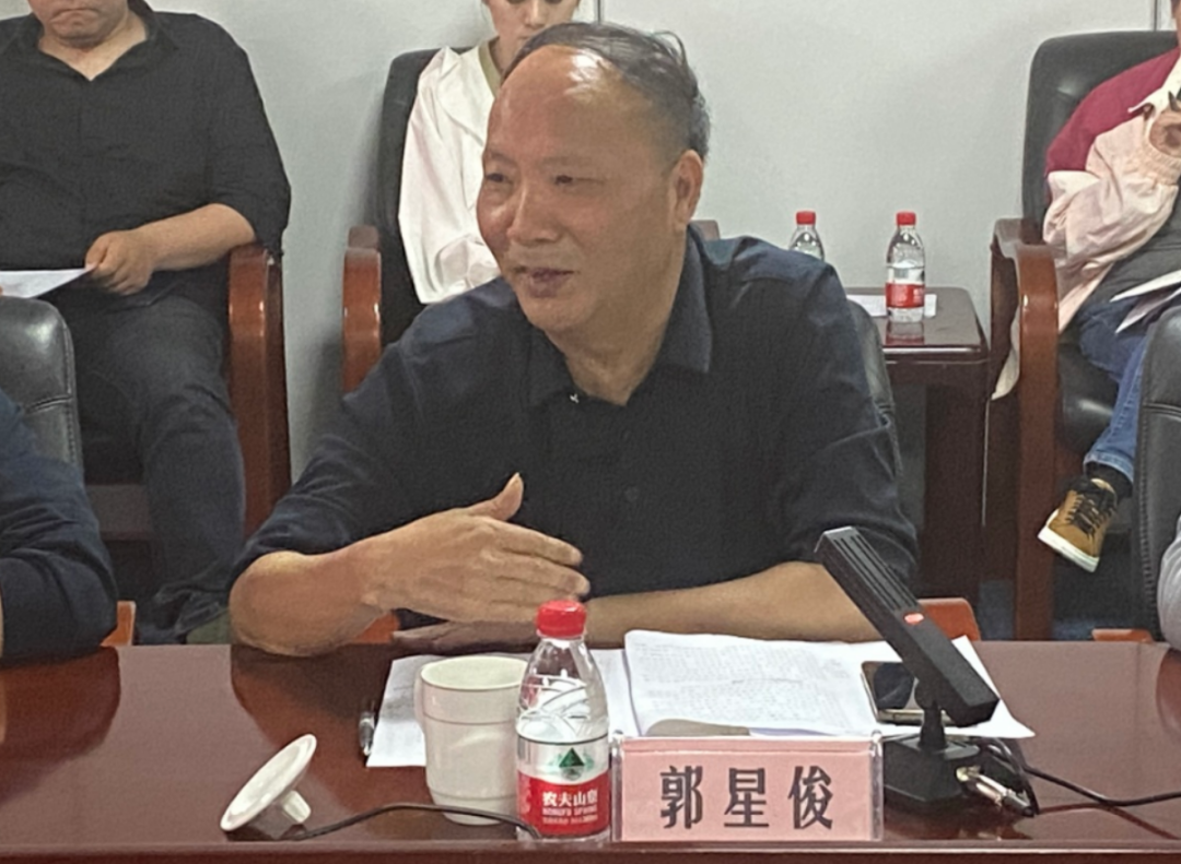 周海峰部署2024年"两旧一村"改造及加梯工作)区房管局就2024年我区