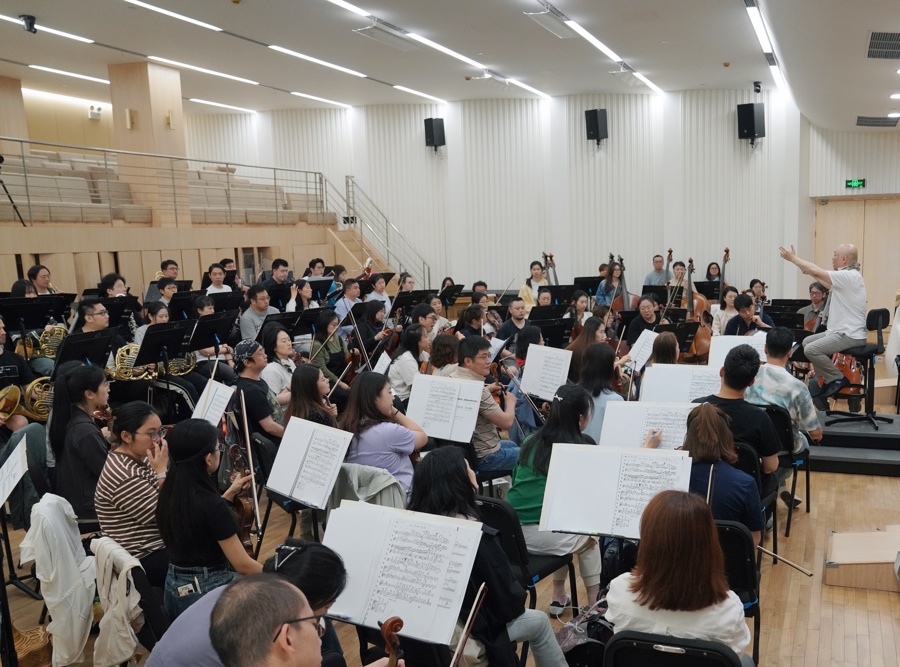 排练紧锣密鼓地进行着(曹家苗 摄)