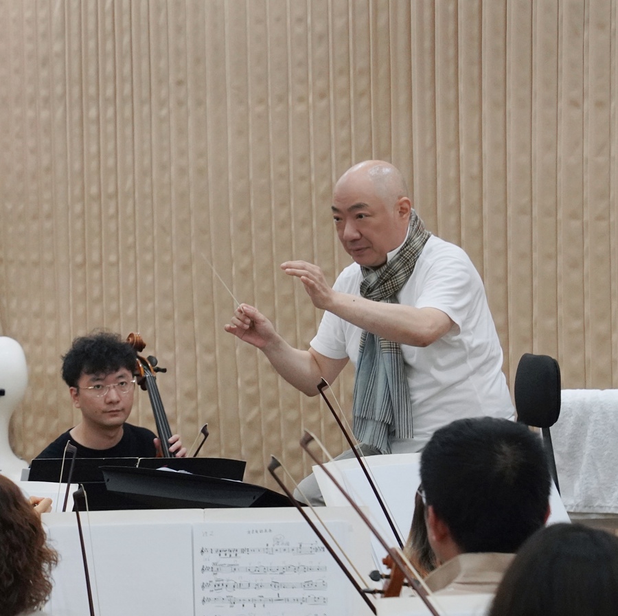 许忠指挥上海歌剧院交响乐团排演普契尼歌剧(曹家苗 摄)