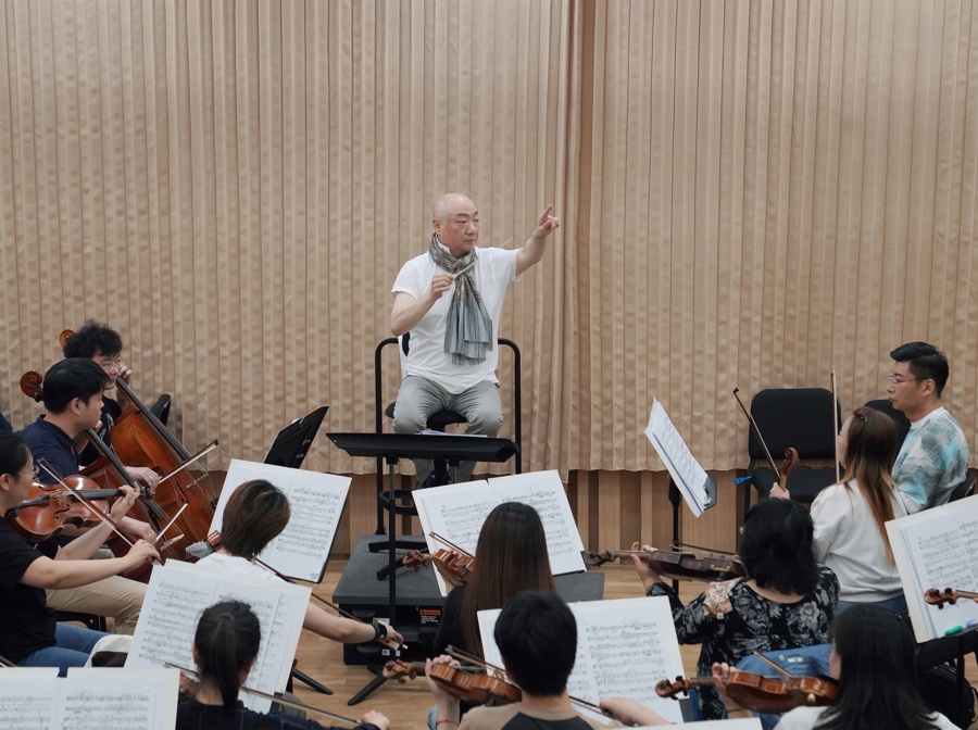 许忠指挥上海歌剧院交响乐团排演普契尼歌剧(曹家苗 摄)