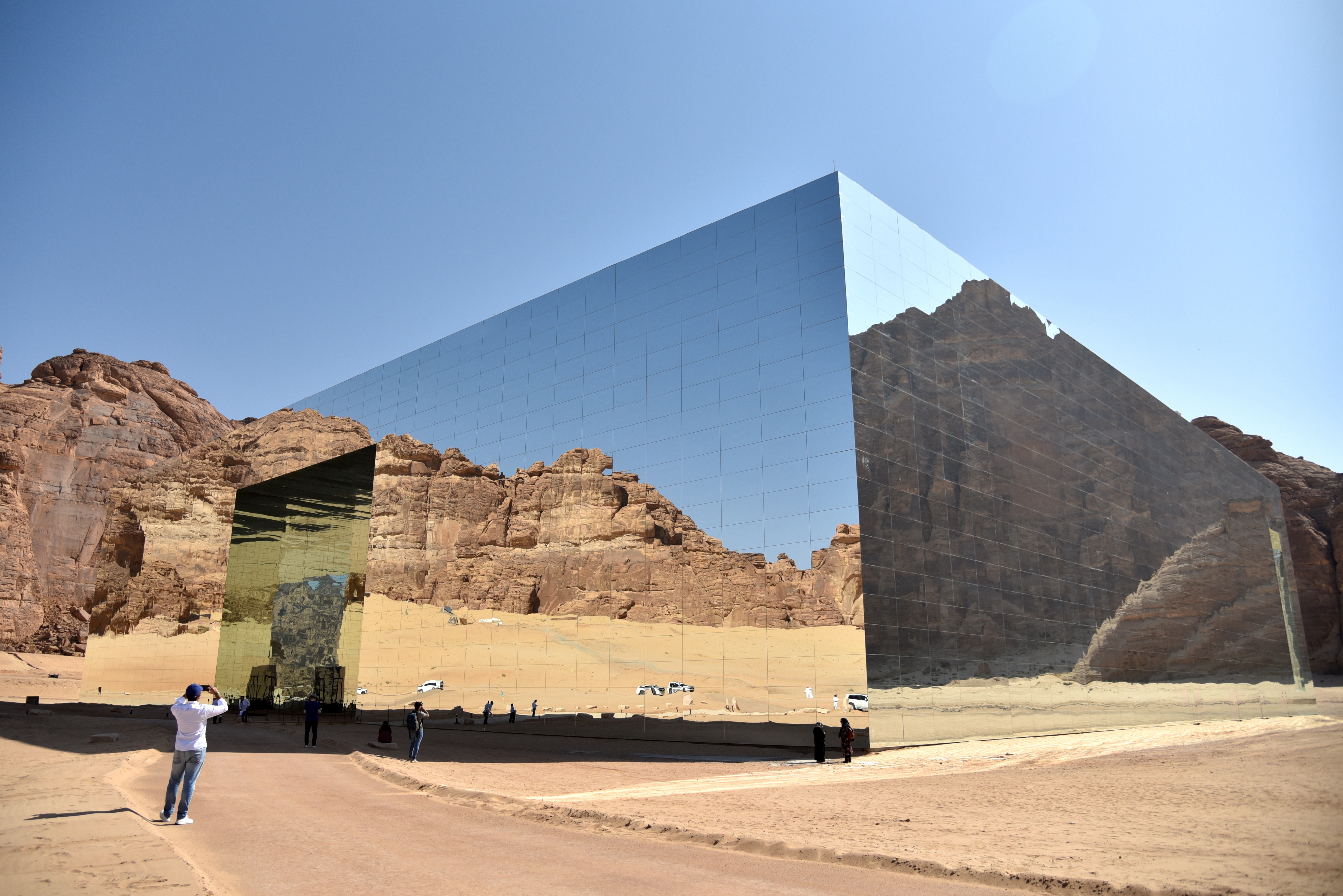 这是2021年11月5日在沙特阿拉伯拍摄的镜面艺术建筑(资料照片).