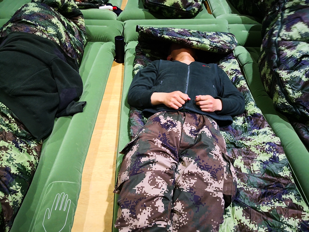 军人睡觉姿势图片
