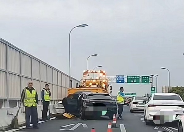 s1迎宾高速轿车追尾养护车 幸无人员伤亡