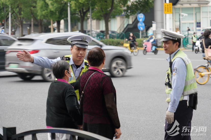 上海一路口行人、非灵活车为什么反复背法？记者实探：路人法治意识需晋升，路途举措措施亦有优化空间