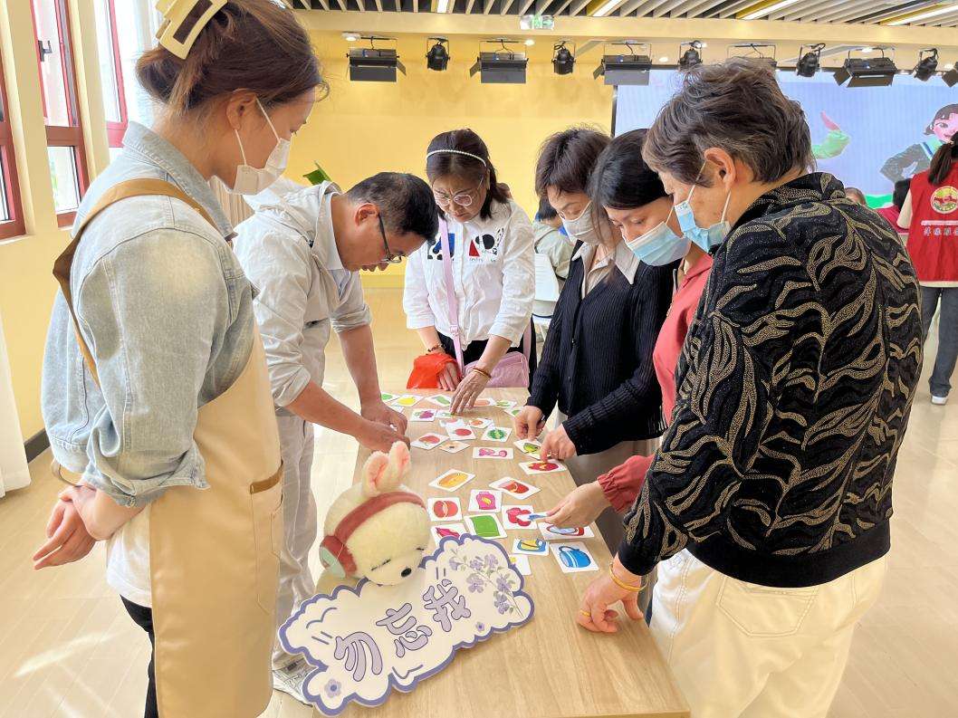 长白新村街道认知友爱社区举办“影象花圃”主题勾当