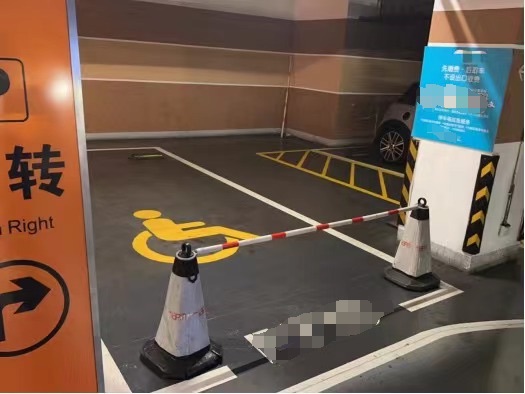 图为整改后,商场对无障碍车位进行管理(图片来自徐汇区检察院)