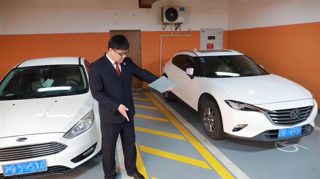 商场车库增设方便残疾人下车的黄色标识区域