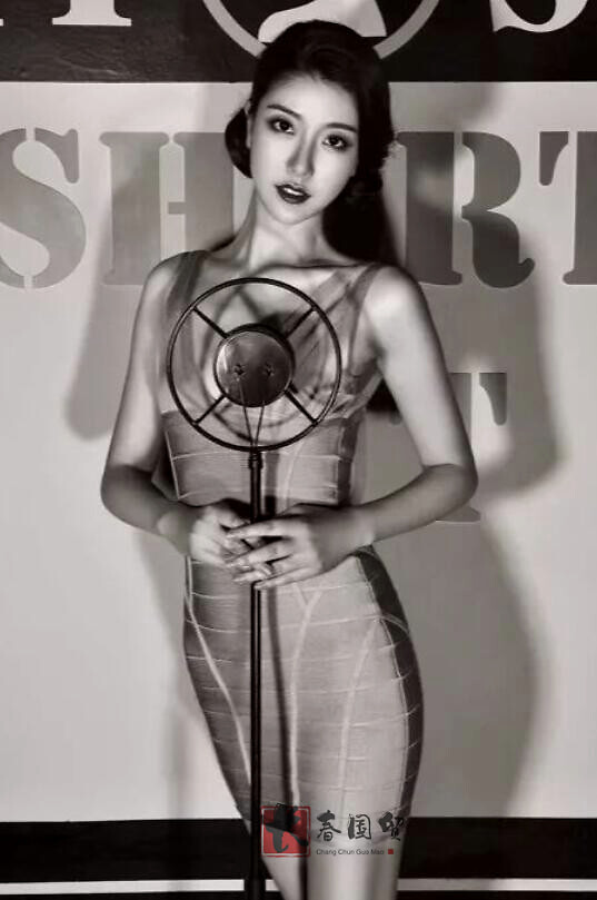 去年5月,李亚鹏和susie wu牵手逛公园被拍后,李亚鹏大方承认了恋情,并