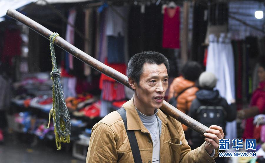 (图片故事)(12)山城"棒棒"冉光辉:"扛"出幸福生活