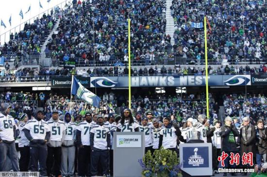 当地时间2月5日，美国西雅图，2014年第48届美国职业橄榄球总决赛“超级碗”冠军西雅图海鹰队回到“主场”，举办夺冠游行。据悉，游行队伍从太空针塔出发，缓慢向海鹰队球场方向行进，路线长达三公里，据路透社报道，有超过50万名球迷夹道狂欢。