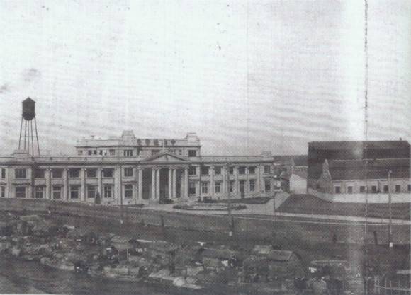 20世纪30年代拍摄的办公楼及蓄水塔