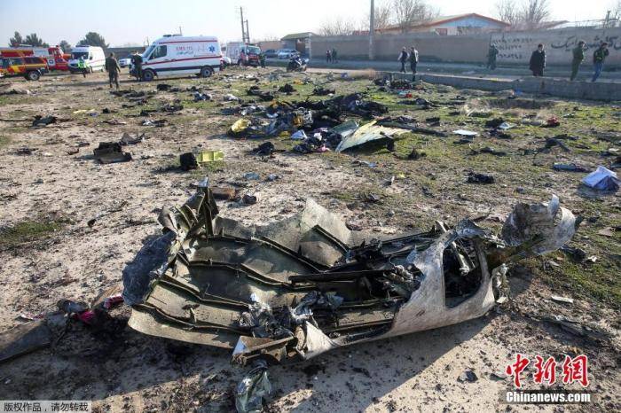 当地时间1月8日，原计划飞往基辅的乌克兰PS752航班从伊朗德黑兰霍梅尼国际机场起飞不久后坠毁，客机上人员全部遇难。现场搜救工作仍在继续，事故现场可以看到飞机已经全部成为碎片。