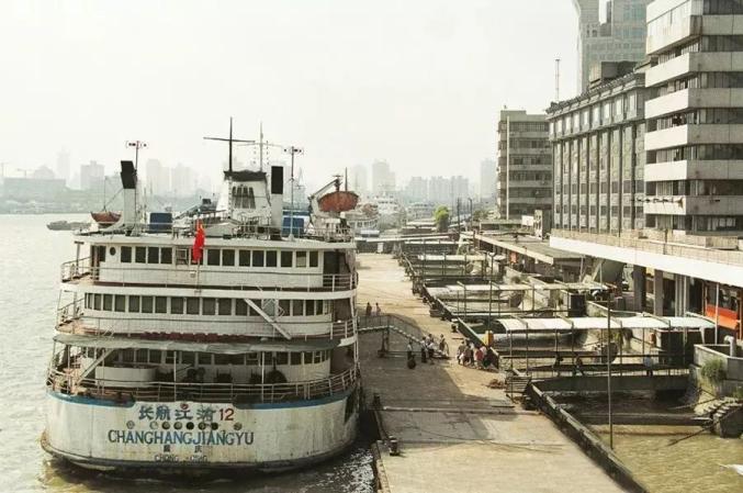 1999年停泊在十六铺客运码头的"长航江渝12号"轮图片摄影 | 陆杰20