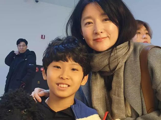 李英爱现身孩子学校与粉丝合影