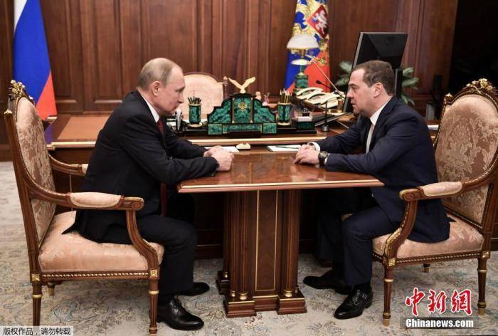 当地时间1月15日，俄罗斯总统普京（左）会见梅德韦杰夫。