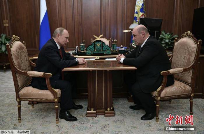 当地时间1月15日，俄罗斯总统普京会见现任联邦税务局局长米哈伊尔·米舒斯京。