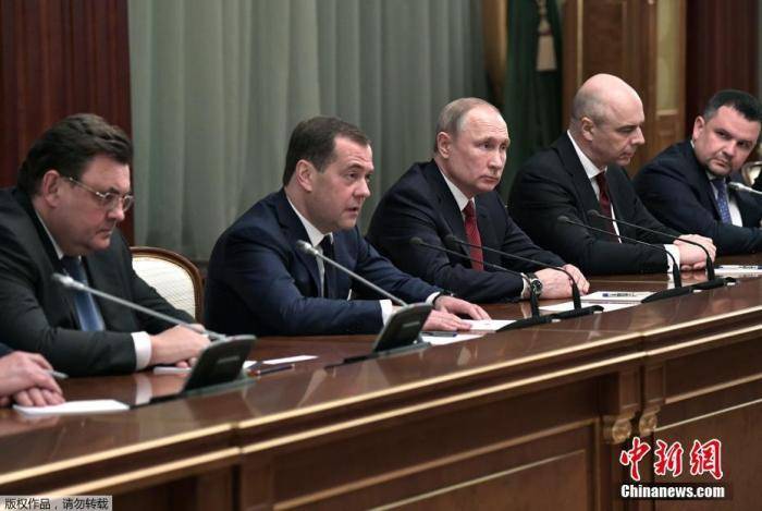 俄罗斯总统和总理梅德韦杰夫会见政府成员。