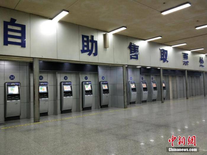 武昌火车站自助售取票处空无一人。中新社记者 徐金波 摄