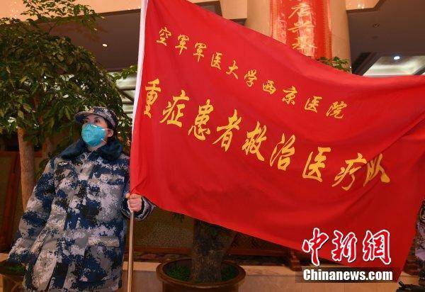 1月25日凌晨，大年初一，支援湖北抗击新型肺炎的450名解放军医疗团队队员及一批医疗物资抵达武汉。李子云 摄