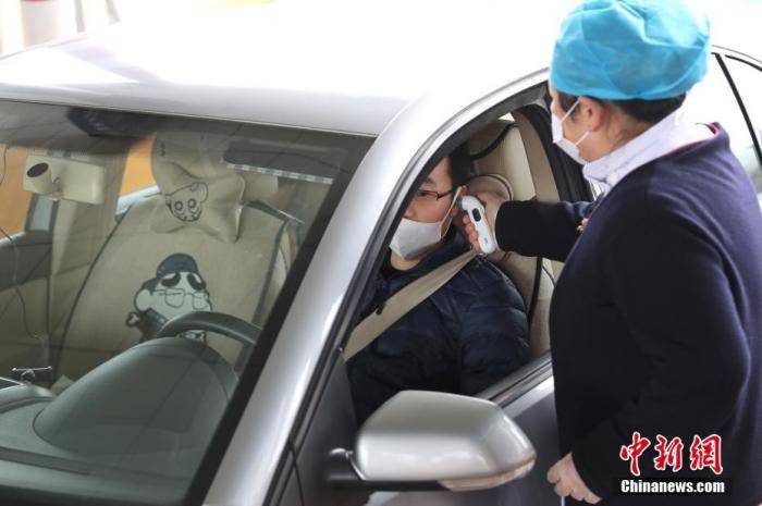 上海加强入市境公路收费站检查，防控新型冠状病毒感染的肺炎。中新社记者 张亨伟 摄