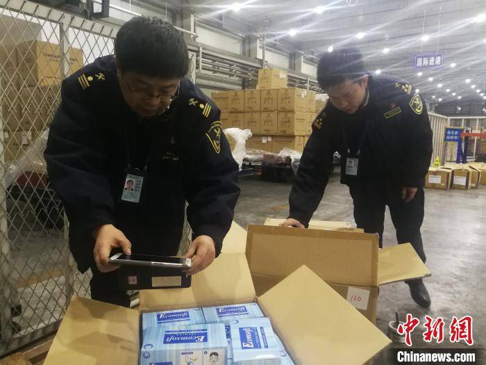 从日本运送到中国国内的口罩抵达双流机场海关货运监管现场。　成都海关 摄