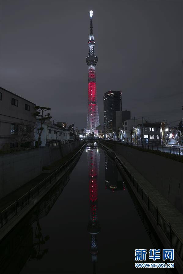 （XHDW）（1）日本东京晴空塔为中国春节点亮“中国红”