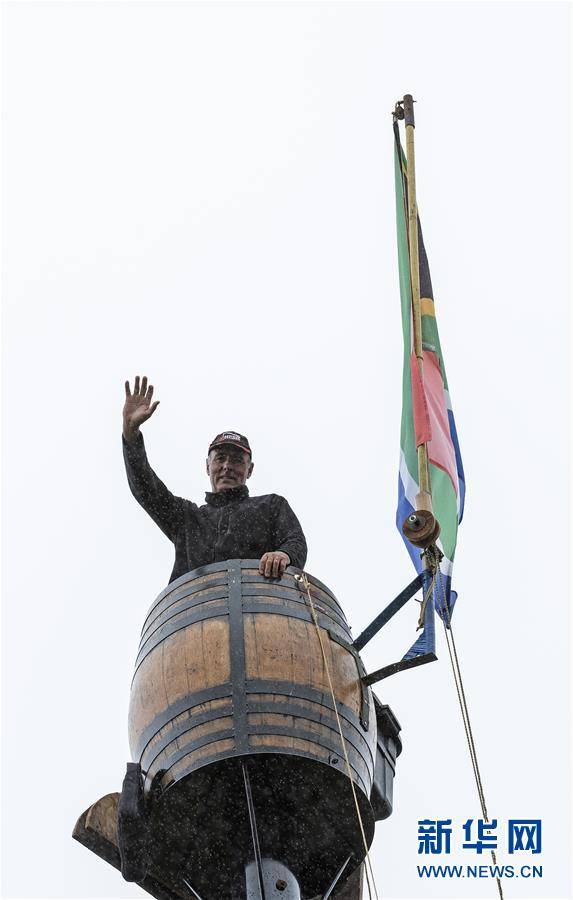 （XHDW）（1）南非男子成功挑战高空木桶居住吉尼斯世界纪录
