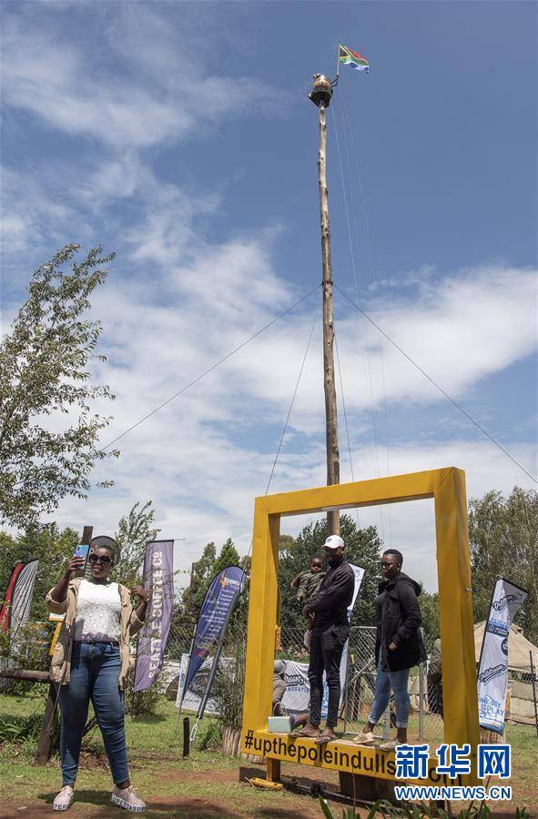 （XHDW）（2）南非男子成功挑战高空木桶居住吉尼斯世界纪录