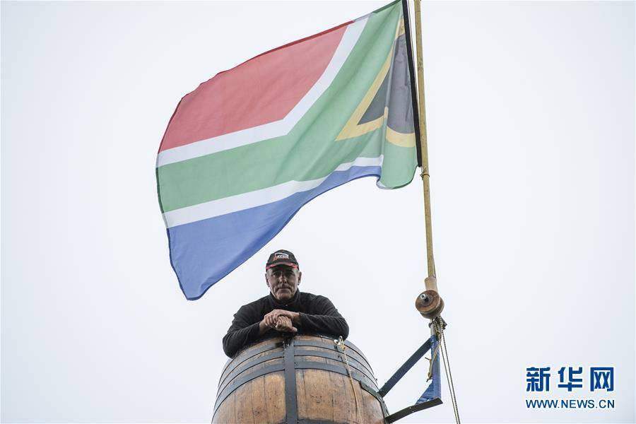 （XHDW）（3）南非男子成功挑战高空木桶居住吉尼斯世界纪录