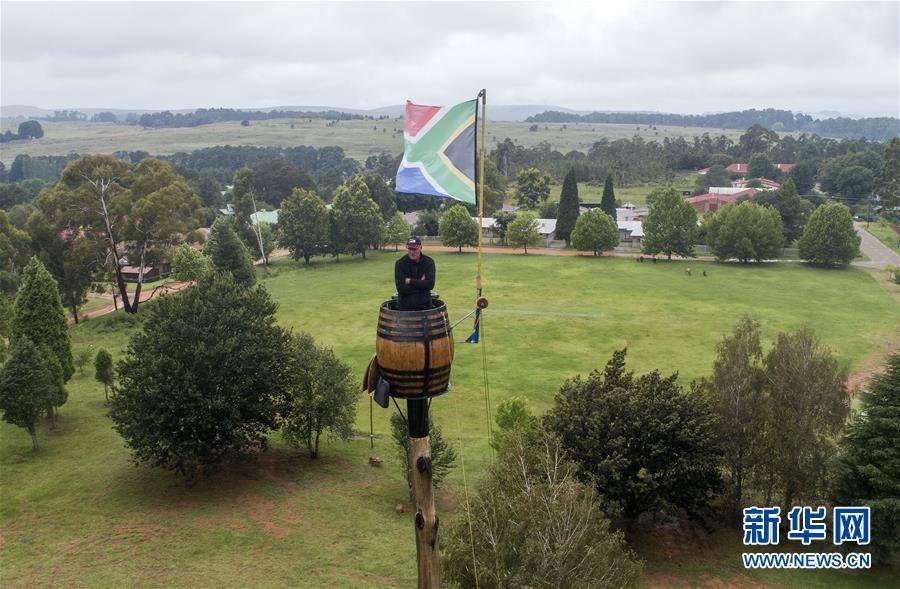 （XHDW）（4）南非男子成功挑战高空木桶居住吉尼斯世界纪录