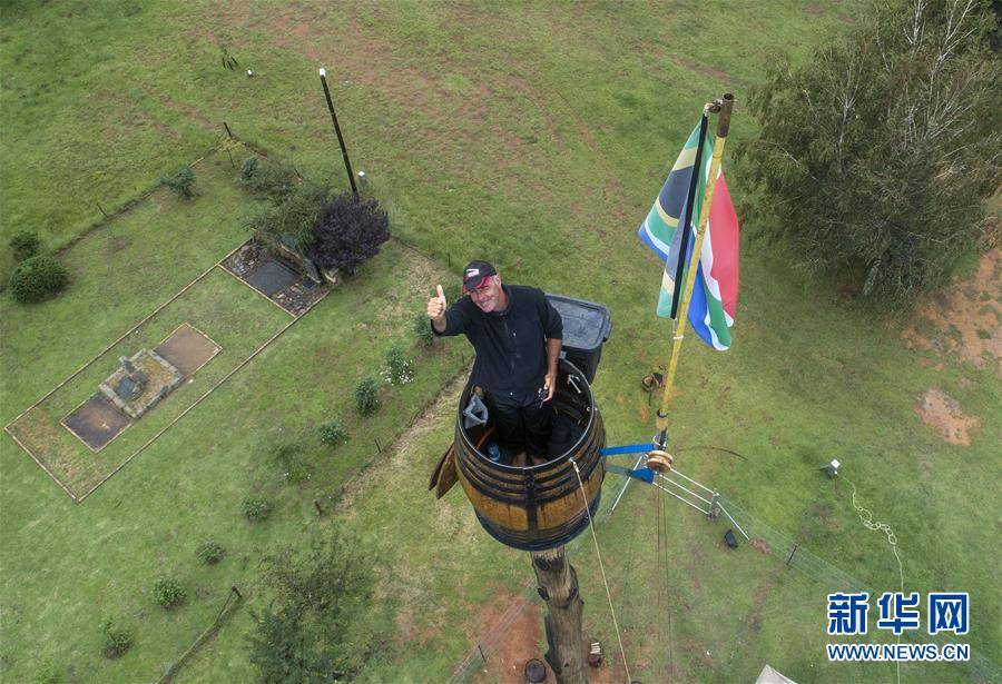 （XHDW）（5）南非男子成功挑战高空木桶居住吉尼斯世界纪录