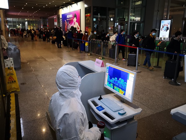 上海虹桥站对到达旅客逐个测温.jpg