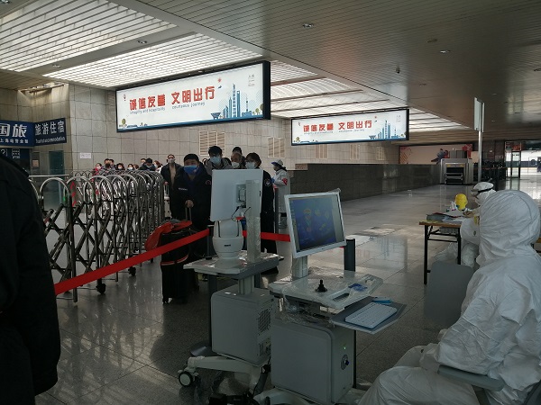 上海站对到达旅客逐个测量体温.jpg