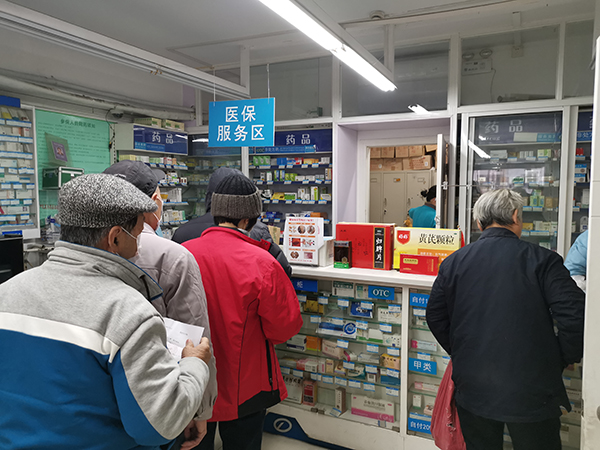 武定路一家药店内,居民正在等待购买口罩。 澎湃新闻记者 臧鸣 图 武定路一家药店内,居民正在等待购买口罩。 澎湃新闻记者 臧鸣 图